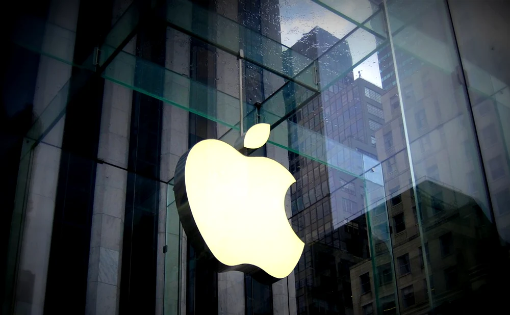 Au vândut produse Apple importate din SUA, timp de șase ani, fără să plătească taxe FOTO: ARHIVA
