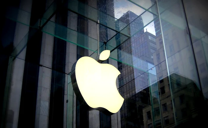 Au vândut produse Apple importate din SUA, timp de șase ani, fără să plătească taxe FOTO: ARHIVA