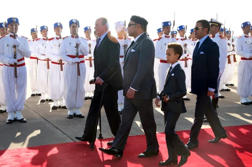 Prințul Moulay Al Hassan al Marocului și Regele Mohammed al VI-lea la primirea Regelui Juan Carlos. FOTO: Getty Images