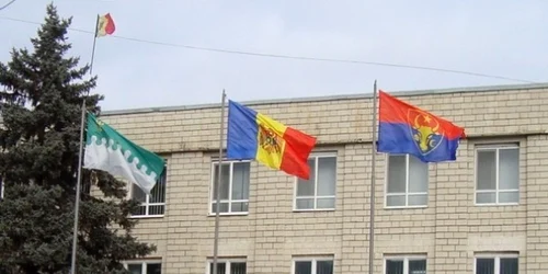 Drapelul interzis este arborat alături de tricolor