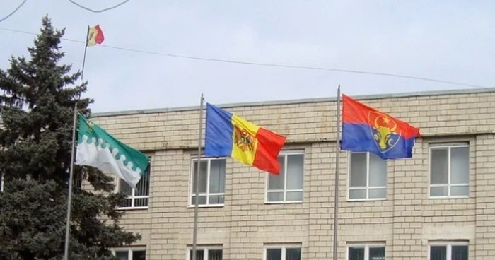 Drapelul interzis este arborat alături de tricolor