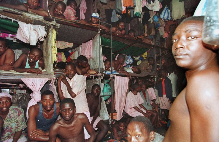 „Pușcăria canibalilor“ din Africa. Deținuții dintr-o închisoare din Rwanda, forțați să mănânce cadavrele în putrefacție ale colegilor pentru a rămâne în viață