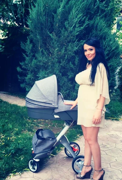 Sărutul Andreei Mantea pe mânuţa fiului ei arată cât de mult îşi iubeşte aceasta copilulfoto: arhiva personală