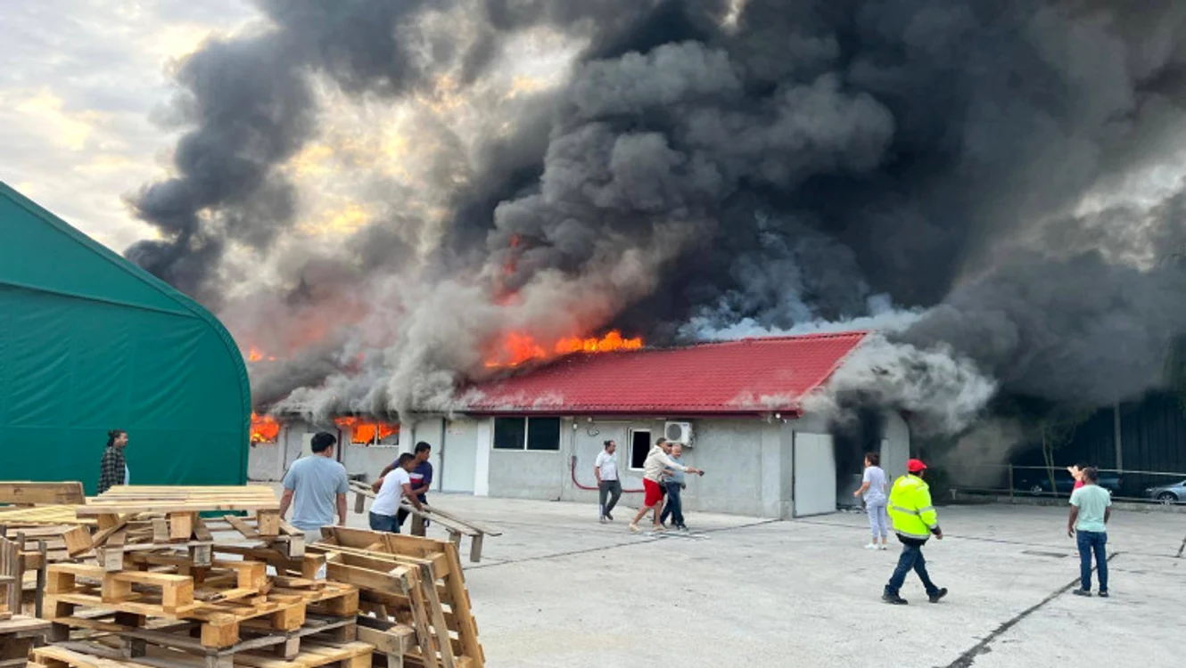Incendiu de proporții, în această dimineață, la Buftea.