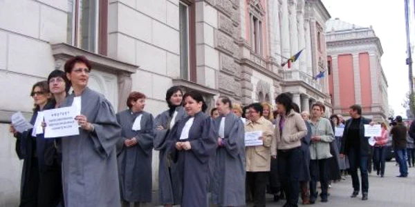 România duce lipsă de finanţe publice şi vrea să-şi mărească deficitul