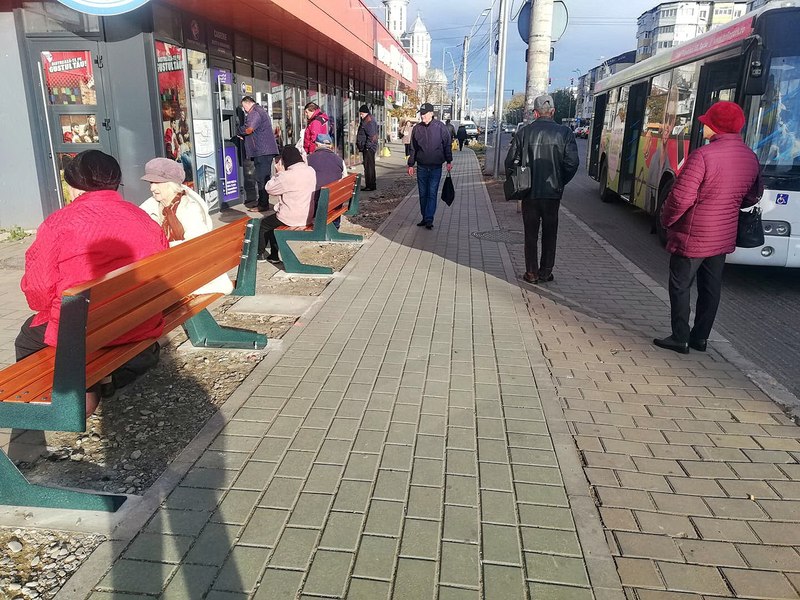 Amenajare urbanistică de tot râsul la Bacău: băncile din stațiile de autobuz, montate cu spatele la stradă