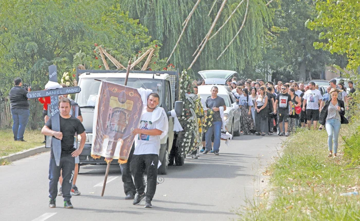 Pe stradă, în faţa porţii fostei soţii, este desenată o inimă imensă cu un mesaj tulburător
