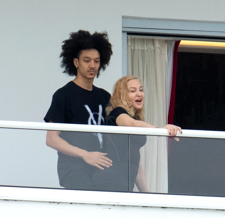Madonna, alături de Ahlamalik Williams, dansatorul ei