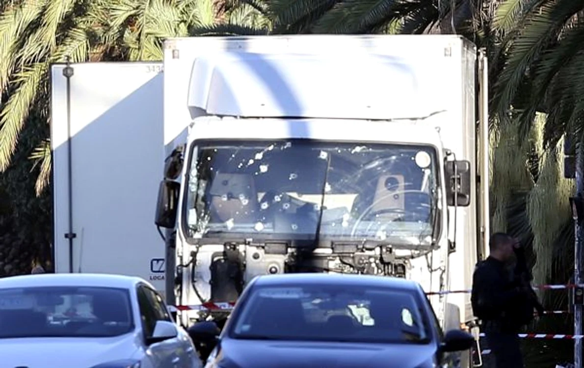 Un camion suspect este verificat de pirotehniștiFoto: AFP