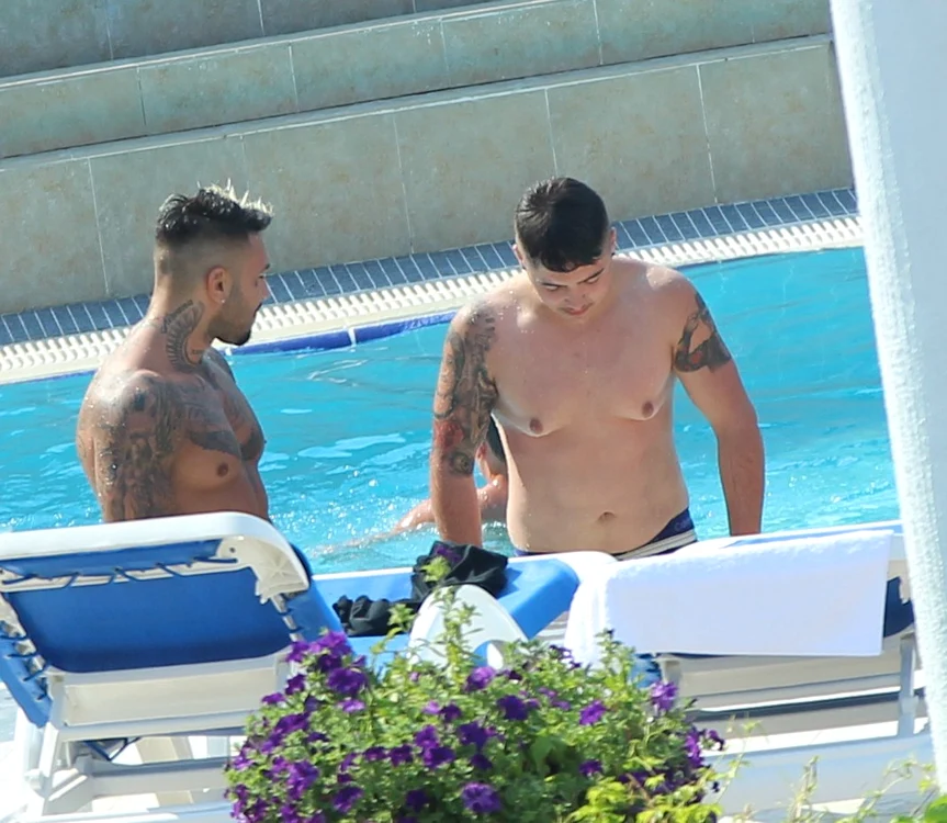 
    Alex Velea discută de zor cu Lino la piscina de la Costineştifoto: Mihai Ionescu  