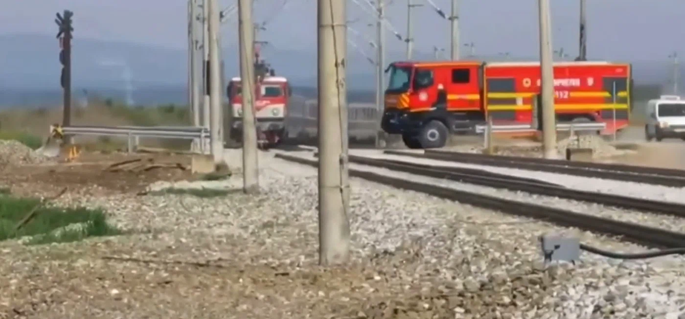 Mașina cu echipajul de pompieri a trecut milimetric prin fața trenului. Foto: captură Turda News