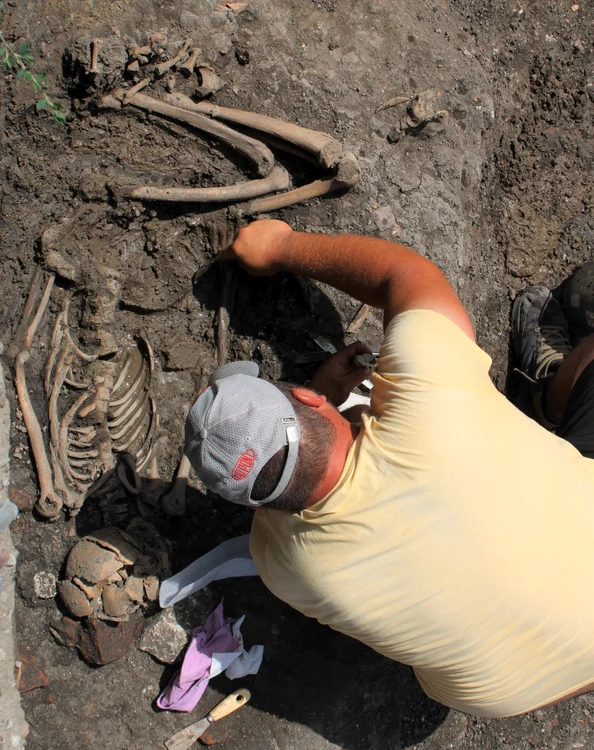 Unul dintre mormintele medievale descoperite la Alba Iulia (foto: Muzeul Unirii)