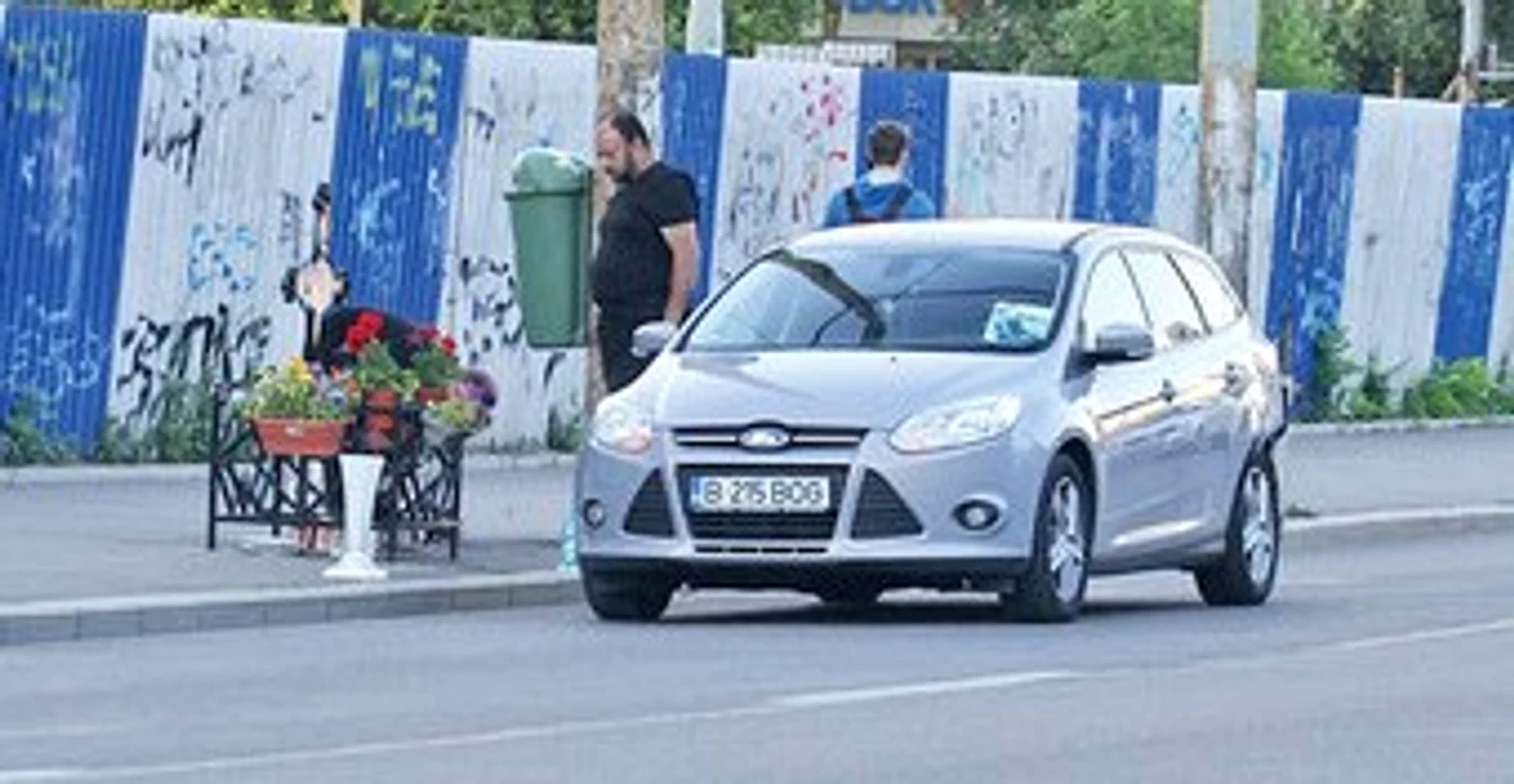 Părinții lui Bogdan Gigină, Carmen și Cornel, vin la locul tragediei și aprind lumânări