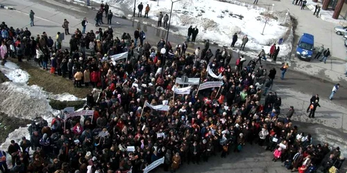 Protestele au început la ora 14.00, în faţa Prefecturii