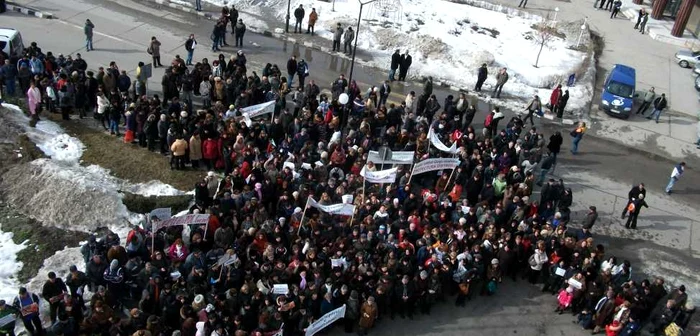 Protestele au început la ora 14.00, în faţa Prefecturii