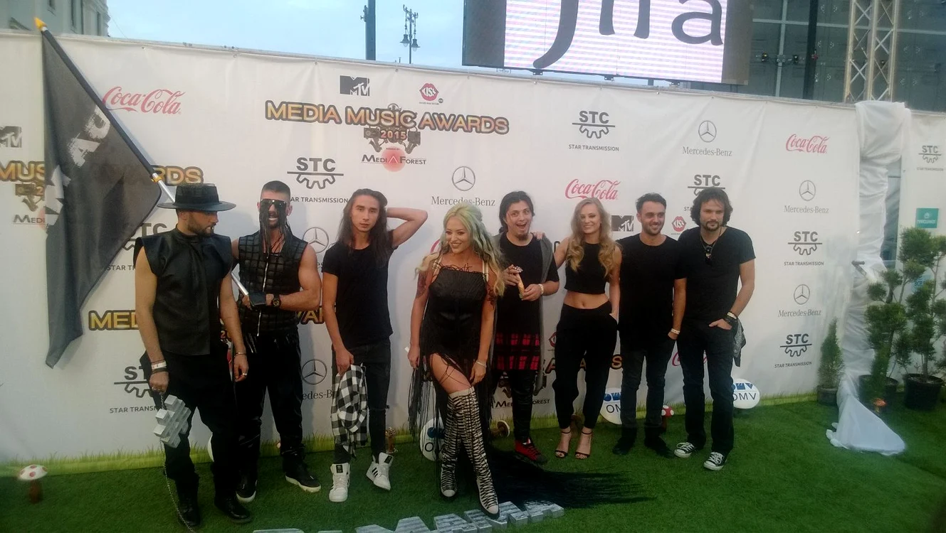 Delia (33 de ani) și trupa ei, la Media Music Awards