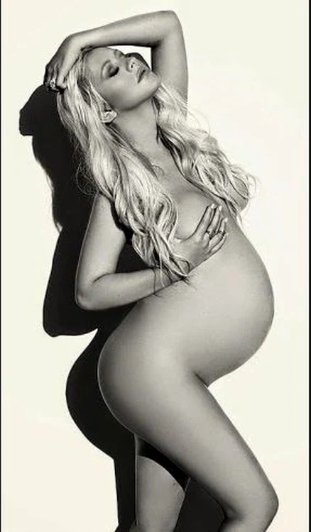 
    Vedete însărcinate care au pozat dezbrăcate  