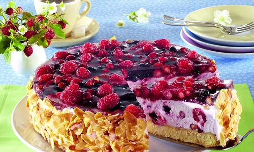 tort cu frisca si fructe de padure jpeg