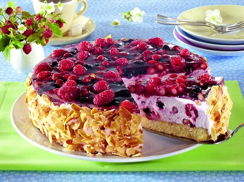tort cu frisca si fructe de padure jpeg