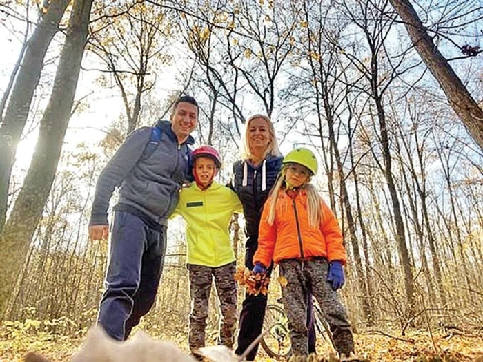 
    Cosmin Stan are  o fată, Maya, şi  un băiat, Mark  