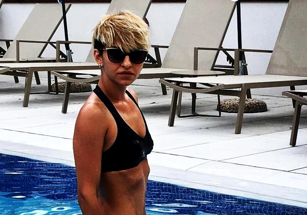 
    Giulia, sexy pe marginea piscineifoto: arhivă personală  