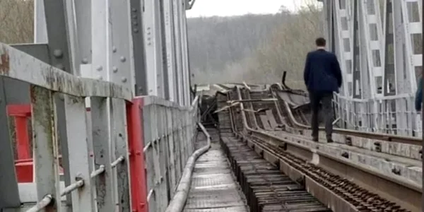 pod feroviar rusesc distrus FOTO Twitter