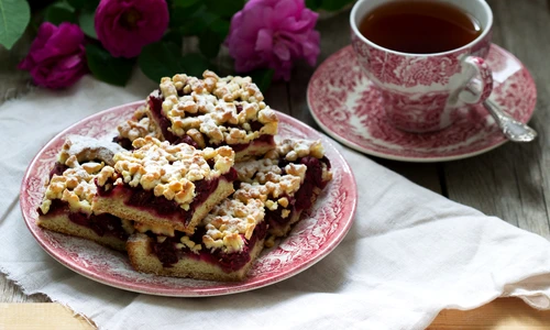 Prajitura cu aluat sfaramicios si cirese  Sursa foto shutterstock 1758788546 jpg