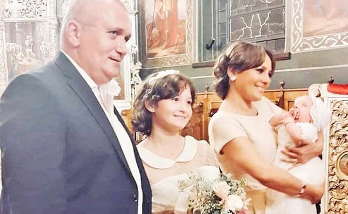Soții Grădinescu și fiica lor, au nășit fetița surorii lui Carmen