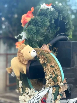 Lumânările ard neîncetat, iar un leu de pluș este așezat în locul lui de veci / foto: Viva.ro