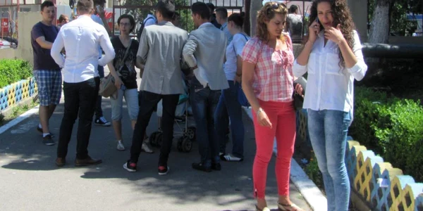 BAC 2014 Constanţa - Liceenii de la Telecomunicaţii după proba scrisă de Română Foto Sînziana Ionescu