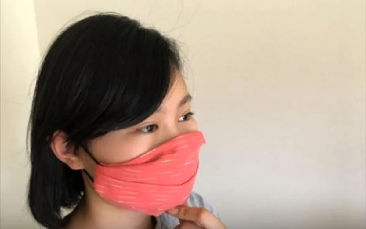 Masca de protecţie poate fi făcută acasă chiar dacă nu ştii să coşi FOTO Captură video