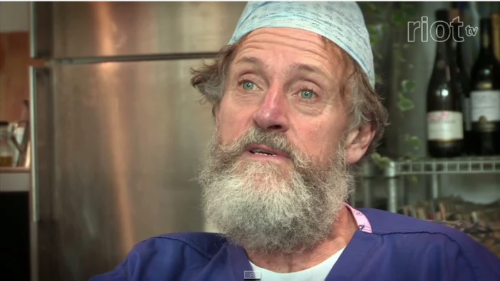 Lumea lui Magnus se învârte în jurul anusului uman