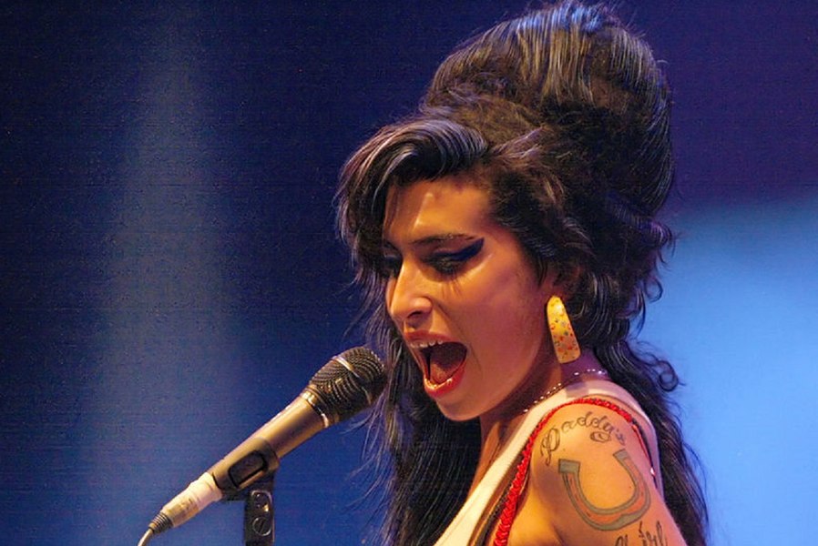 23 iulie: 14 ani de când a murit cântăreața britanică Amy Winehouse, din cauza abuzului de alcool 
