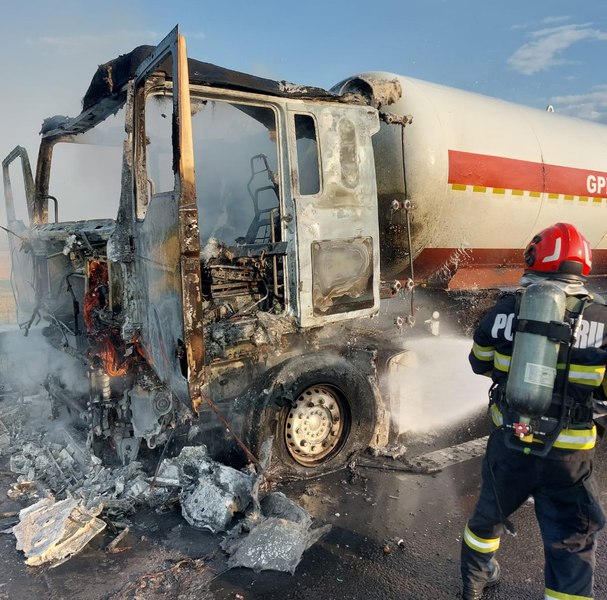Pericol pe Autostrada A7. Capul tractor al unei autocisterne care transporta GPL a luat foc. Traficul rutier, blocat