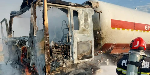 incendiu A7 Buzau la capul tractor al unei autocisterne încărcate cu GPL foto ISU Buzău
