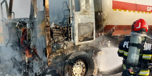 incendiu A7 Buzau la capul tractor al unei autocisterne încărcate cu GPL foto ISU Buzău