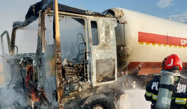 incendiu A7 Buzau la capul tractor al unei autocisterne încărcate cu GPL foto ISU Buzău