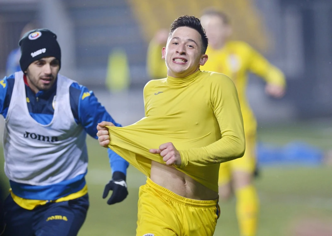Moruţan s-a dezbrăcat de tricou, iar România a rămas în zece oameni. FOTO: Sportpictures.eu