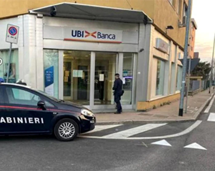 După ce au fost amendați, doi români au furat pistoalele și uniformele de poliție din secție
