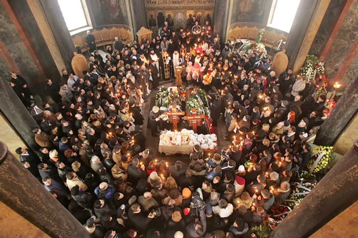 
    Durere mare la înmormântarea Laurei Stoica și a logodnicului ei, Cristi Mărgescufoto: Arhivă Adevărul  