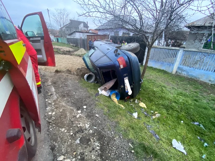 O maşină s-a răsturnat în localitatea Curtişoara FOTO: martor