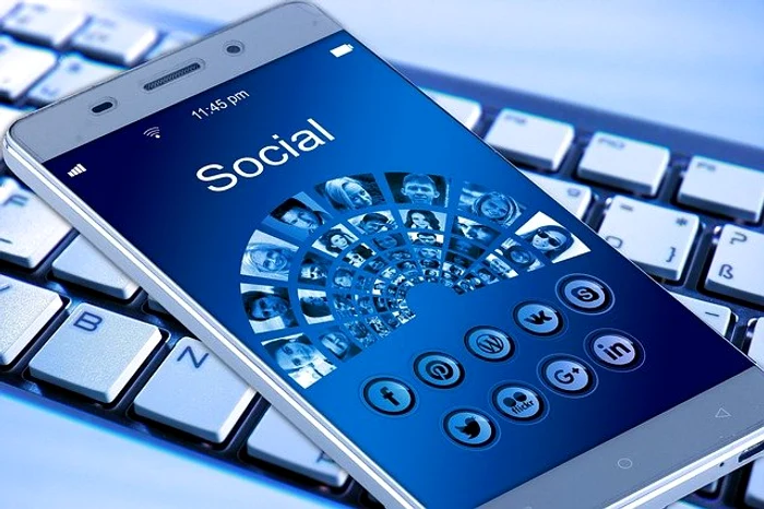 Este bine să eviţi pe cât posibil să-ţi expui viaţa personală tuturor celor cu care eşti prieten pe FacebookFoto: pixabay.com