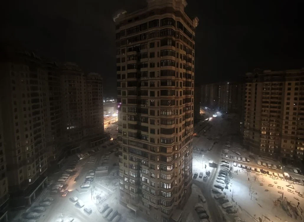 Pe rețelele sociale au apărut imagini cu blocuri de locuințe din Moscova cufundate în întuneric/FOTO