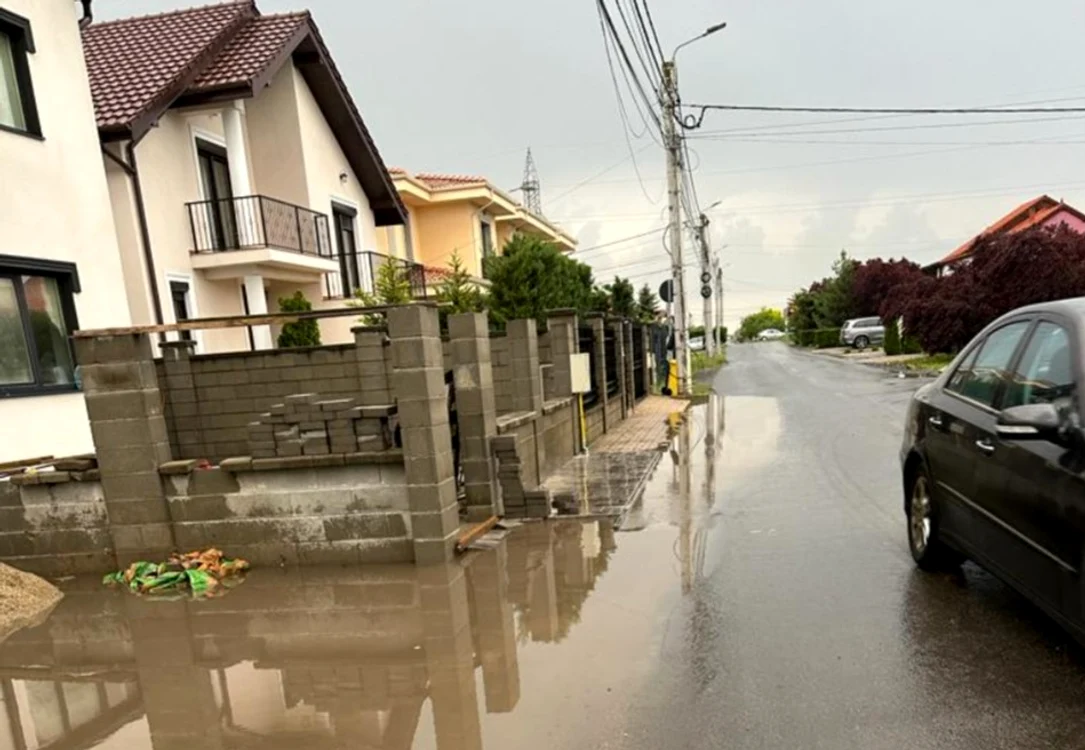 Stradă din Dumbrăvița, județul Timiș, indundată în urma unei ploi FOTO Cititor „Adevărul”