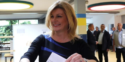Preşedintele croat Kolinda Grabar Kitarovic votează la alegerile europarlamentare în Zagreb Croaţia FOTO EPA-EFE / Antonio Bat
