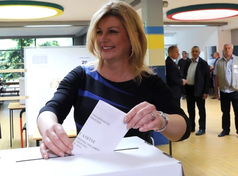 Preşedintele croat Kolinda Grabar Kitarovic votează la alegerile europarlamentare în Zagreb Croaţia FOTO EPA-EFE / Antonio Bat