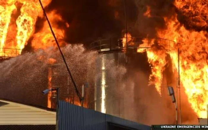 Incendiul a izbucnit în cursul nopţii de luni spre marţi şi a luat amploare în urma unei explozii FOTO Ministerul de Urgenţă din Ucraina