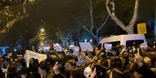 Chinezii țin în mâini coli albe de hârtie în semn de protest  foto twitter jpg