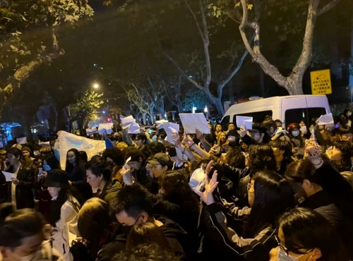 Protestatarii chinezi ținând coli albe de hârtie în mâini.