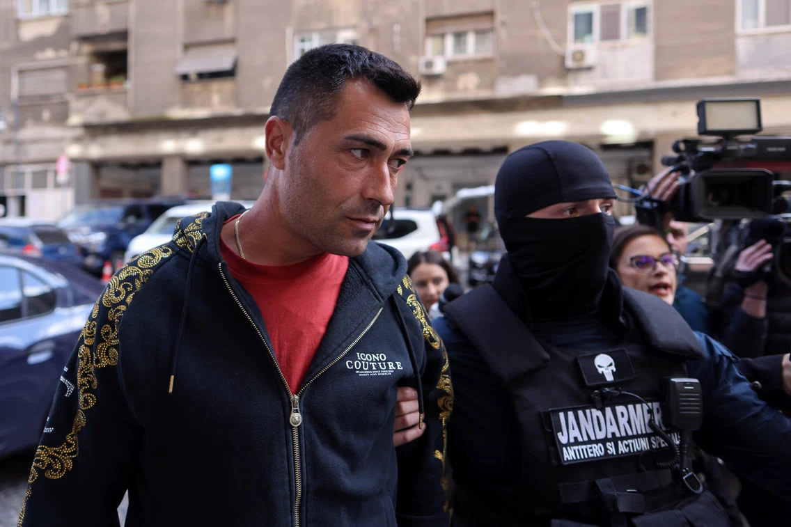 Persoane sunt aduse de către polițiști la sediul Direcției Generale de Poliție a Municipiului București în dosarul legat de violențele de la protestul din Piața Victoriei din data de 15 septembrie 2026  Inquam Photos / George Călin